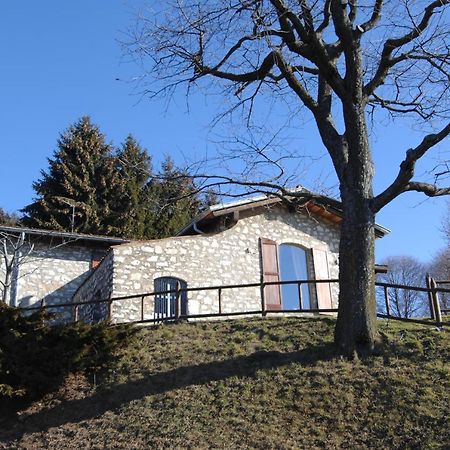 Bed and Breakfast Mirabilia Adrara San Rocco Exterior foto