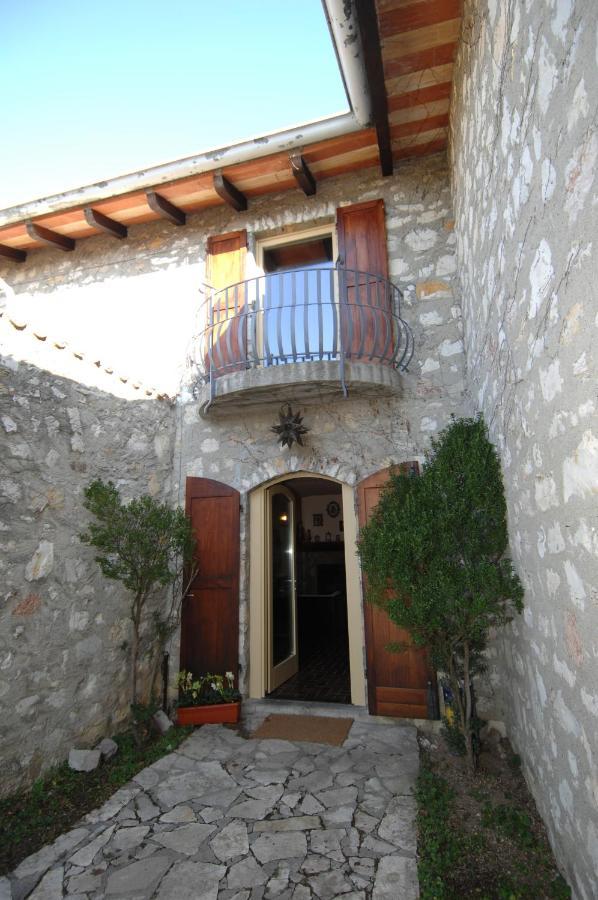 Bed and Breakfast Mirabilia Adrara San Rocco Exterior foto